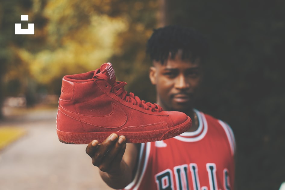 Foto de hombre mostrando zapatillas altas Nike rojas – Imagen gratuita Rojo  en Unsplash