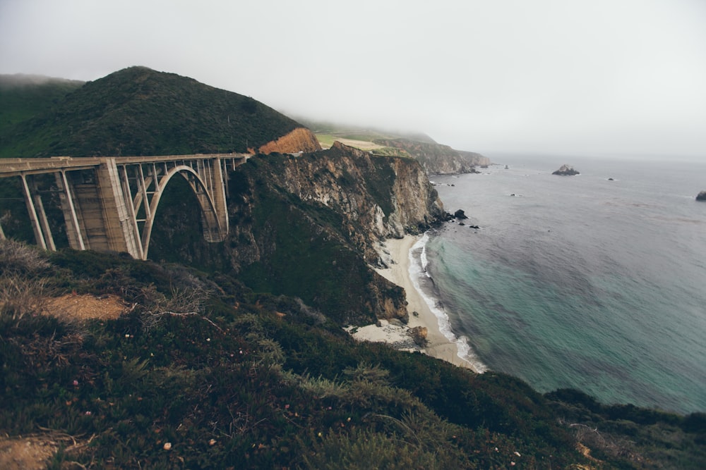 Fotografía de paisaje de acantilado verde