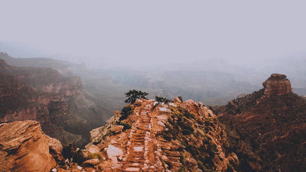 Photographie aérienne du sommet d’une montagne