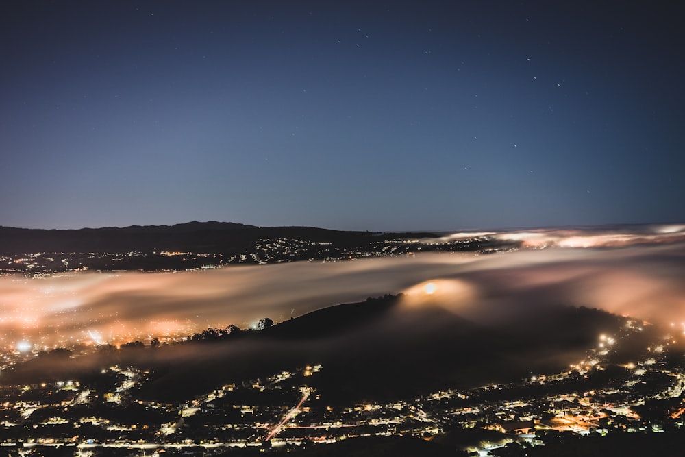 Vue aérienne des lumières de la ville pendant la nuit