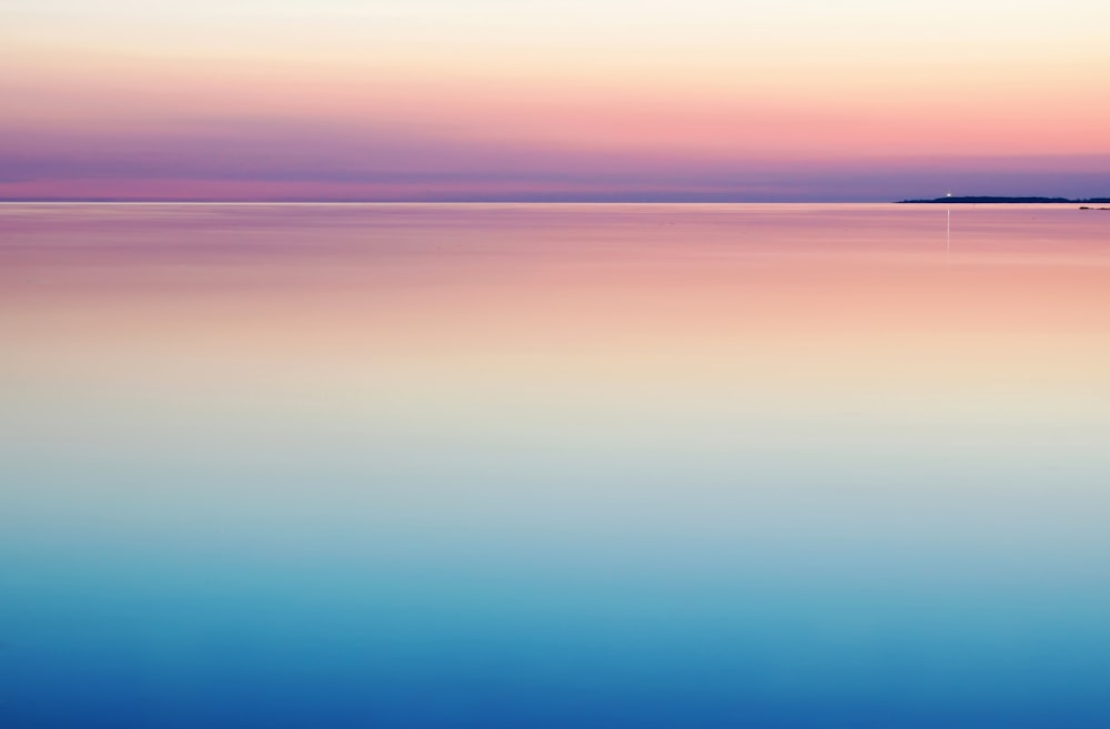 青とピンクの海の写真