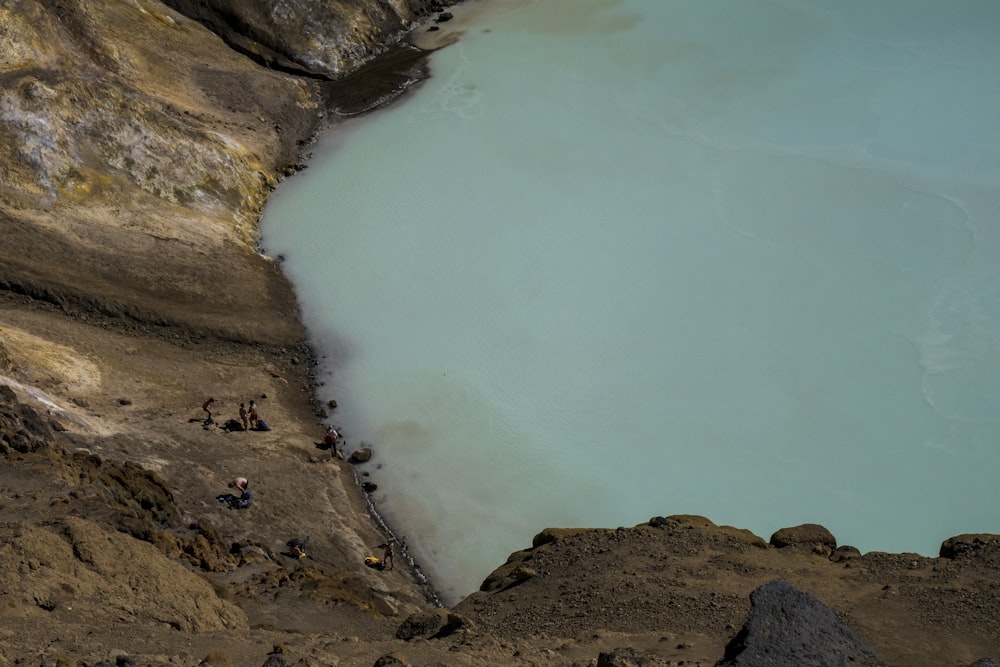 corps de terre près du rivage