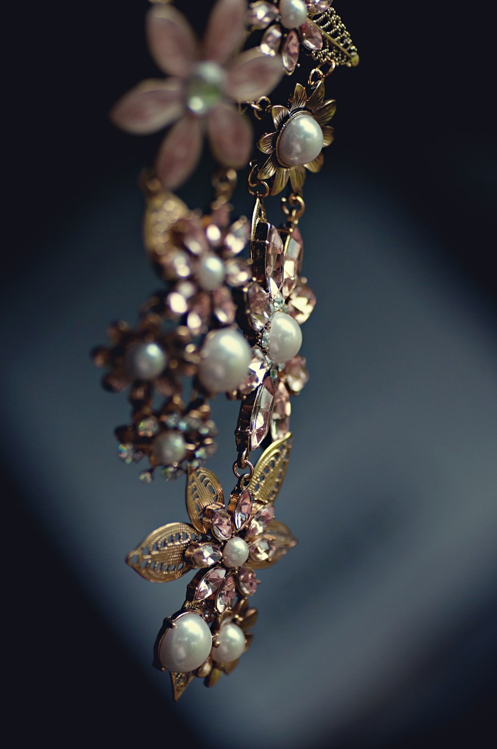 Un pezzo di gioielli penzolanti di perle e fiori.