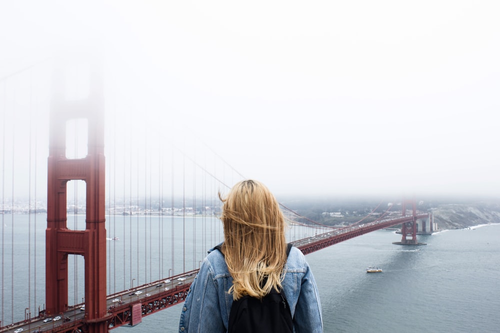 donna di fronte al Golden Gate Bridge