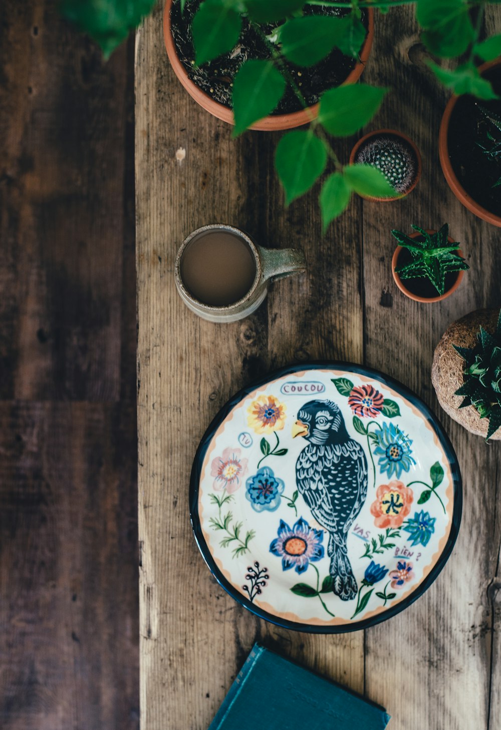 Photo de vue de dessus de la peinture d’oiseau noir et multicolore avec le thème de la fleur