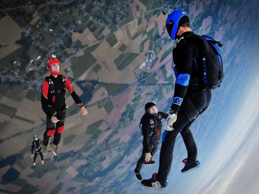 スカイダイビングする3人の航空写真