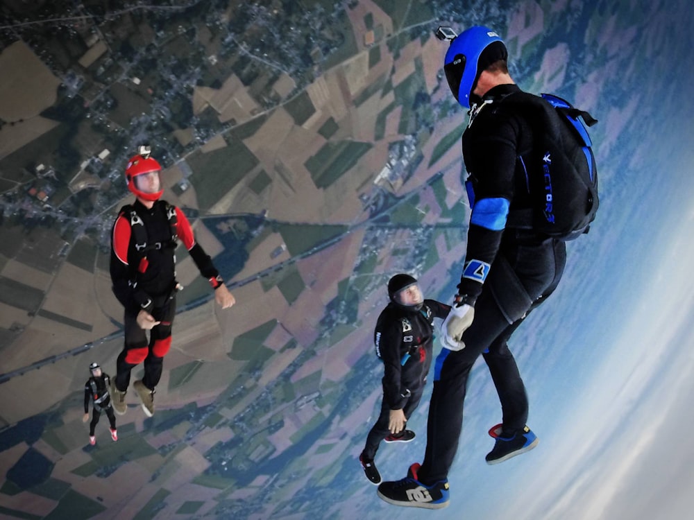 Photographie aérienne de trois personnes en parachutisme