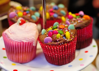 closeup photo of cupcakes on round white ceramic plate