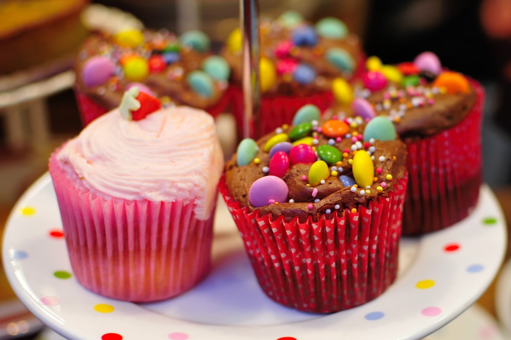 closeup photo of cupcakes on round white ceramic plate