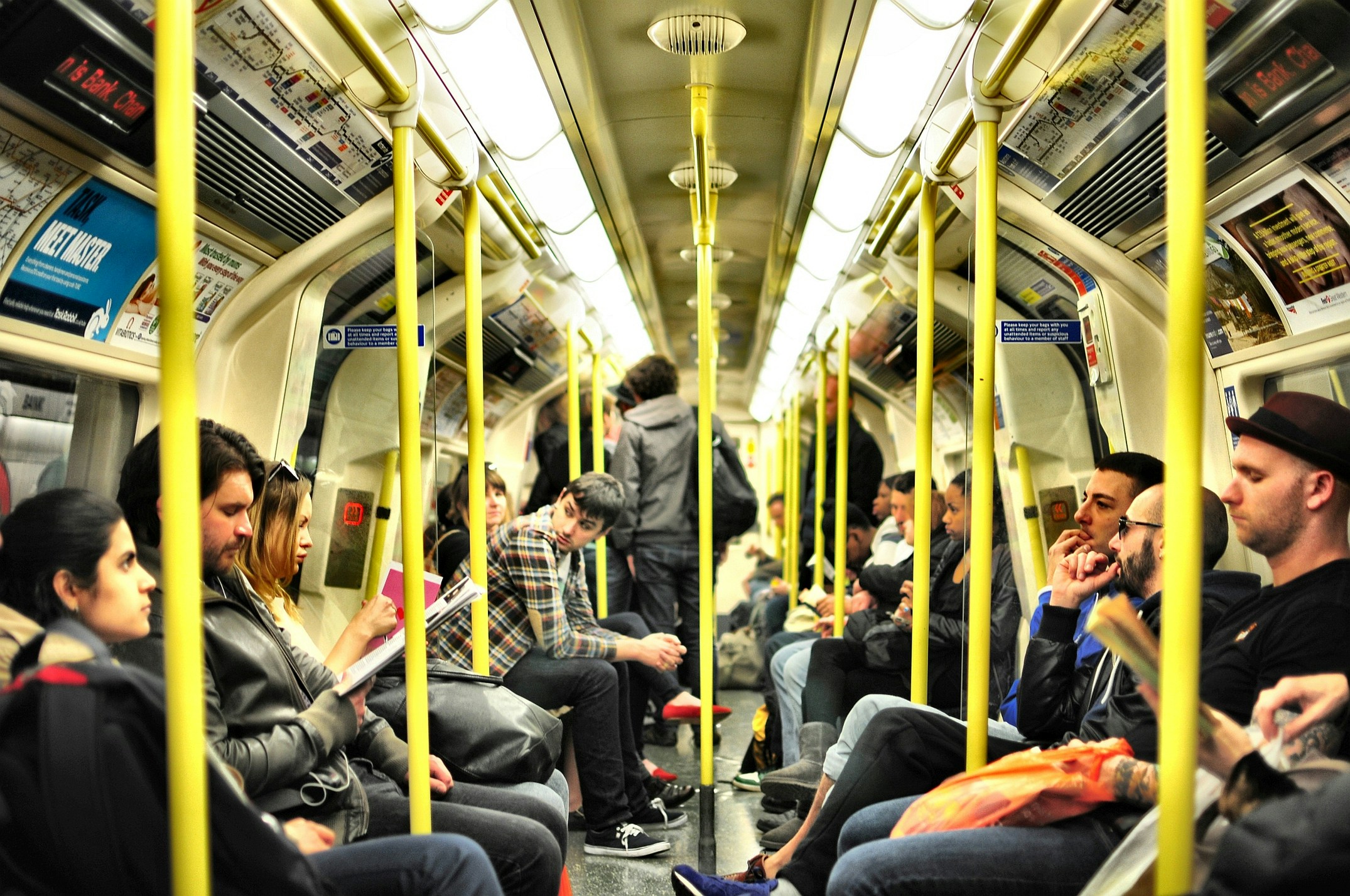 Des gens dans le train. | Photo : Unsplash