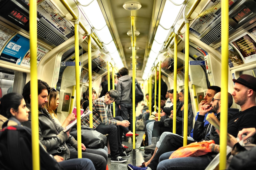 foto di gruppo su persone sedute all'interno del treno