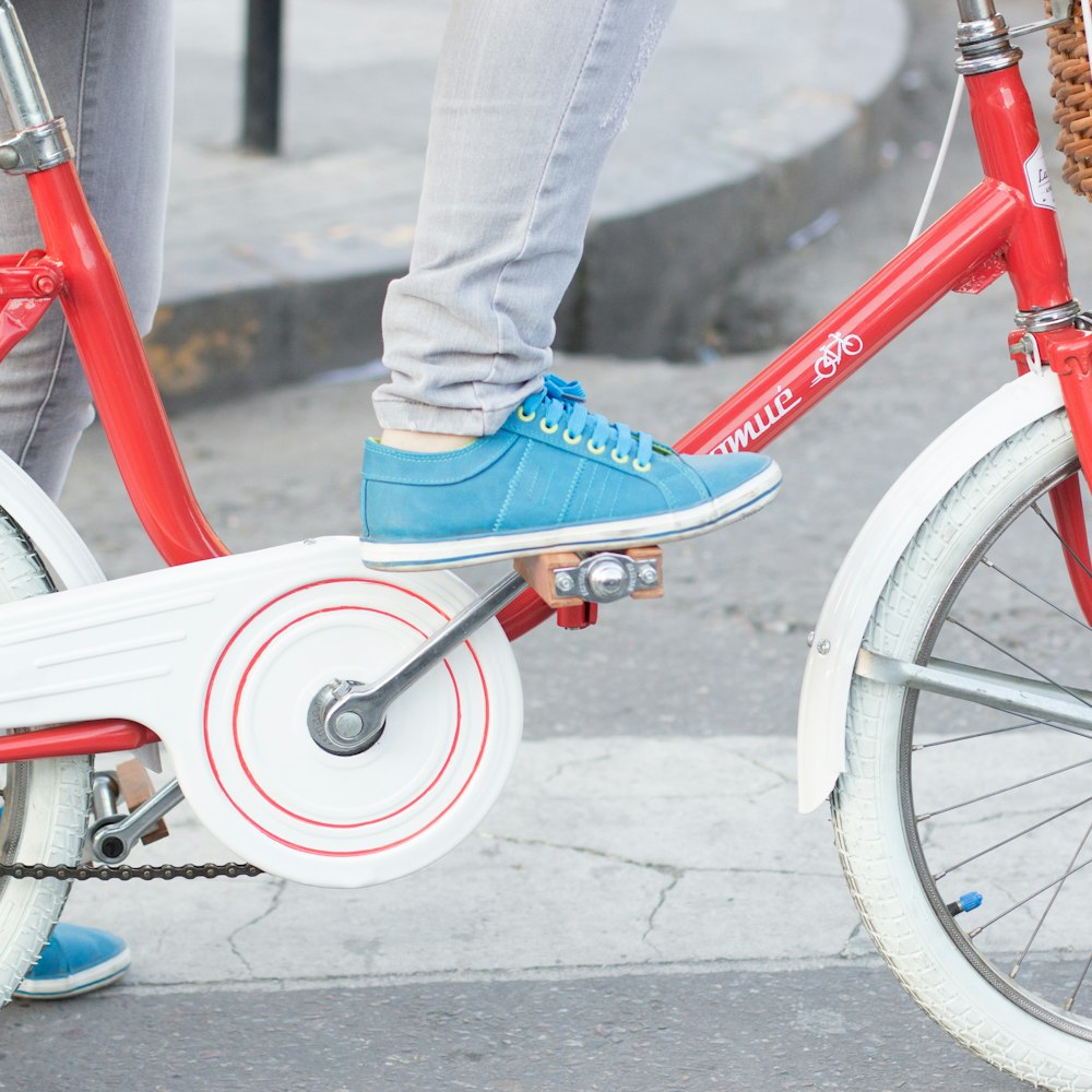 빨간색과 흰색 네덜란드 자전거를 타는 사람