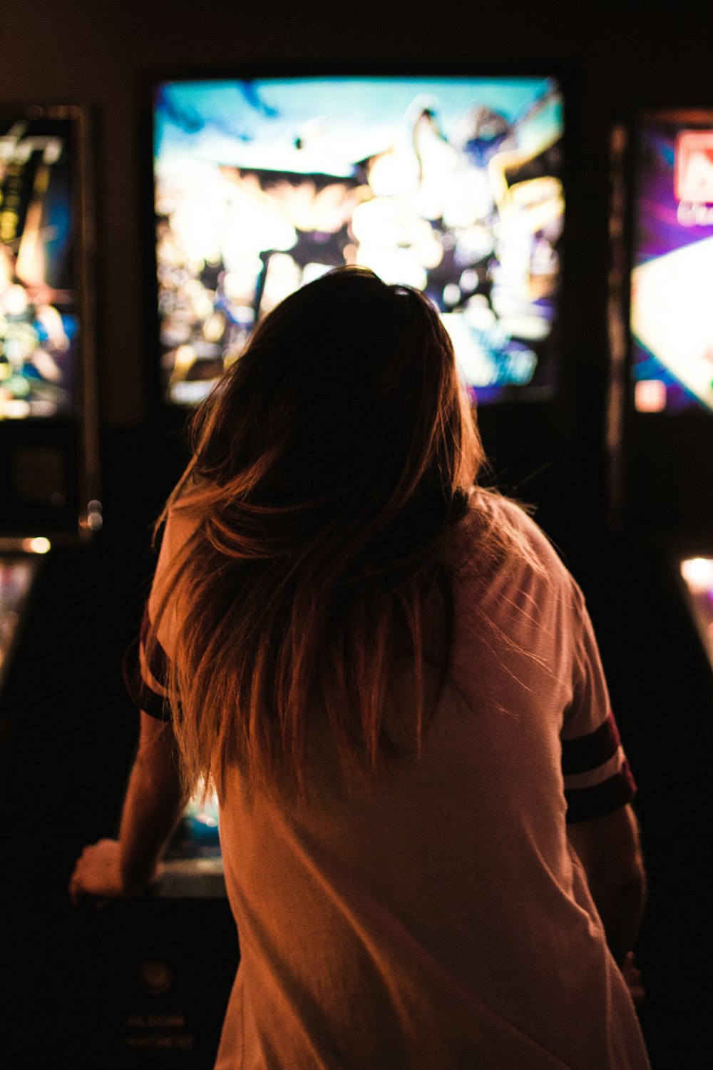mujer jugando arcade