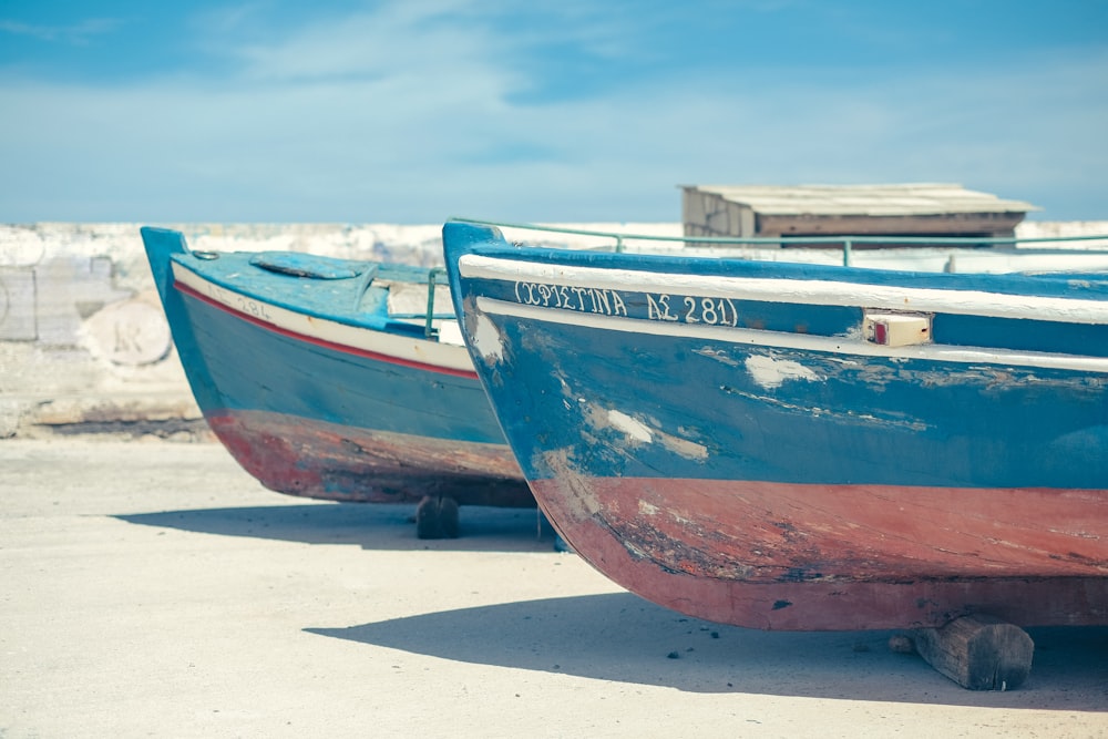 dois barcos azuis e marrons um ao lado do outro