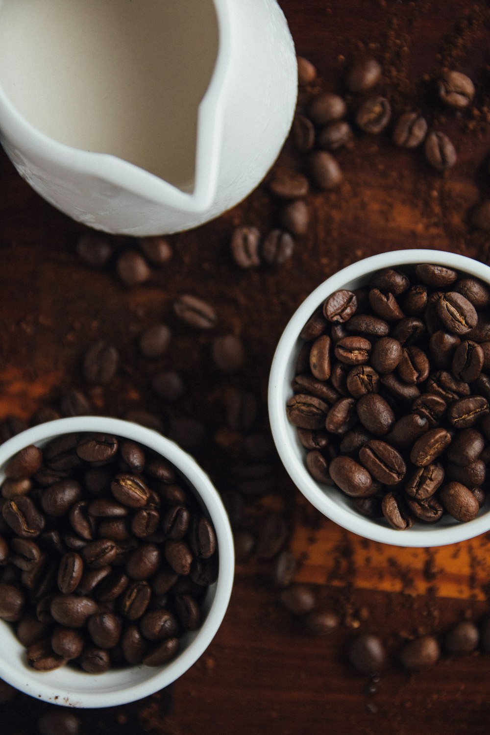 Grãos de café preto em canecas de cerâmica