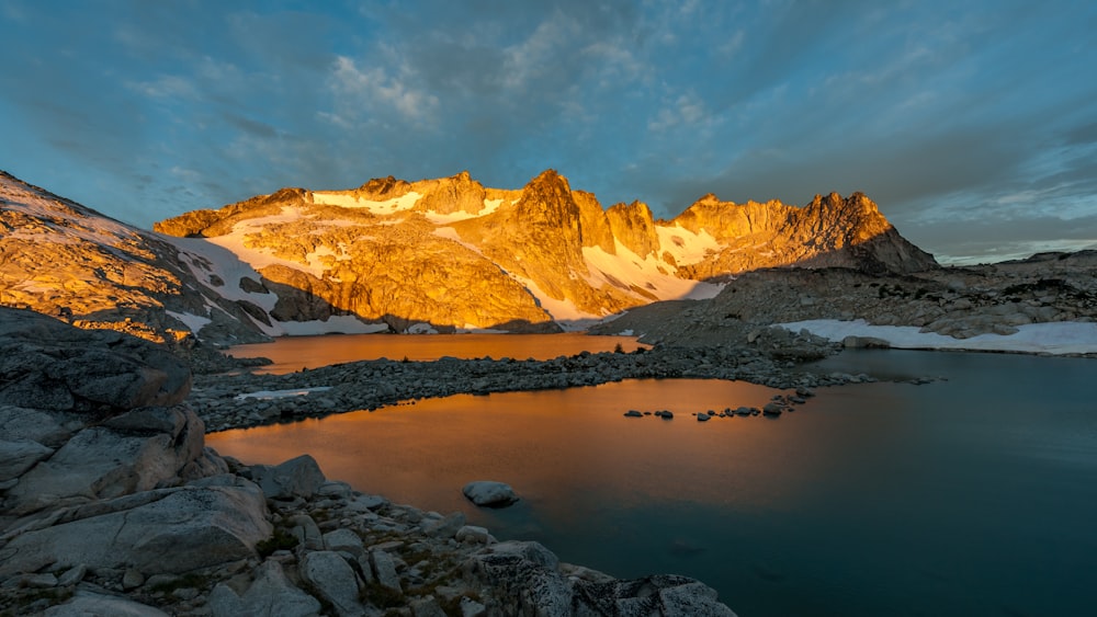 Photographie de paysage des montagnes brunes