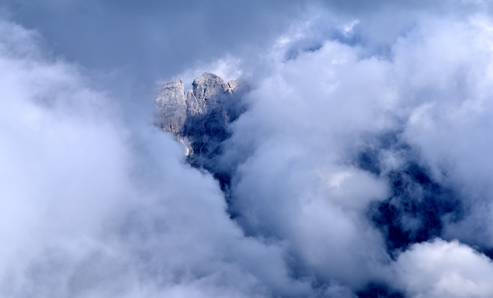 Formação rochosa coberta de nuvens