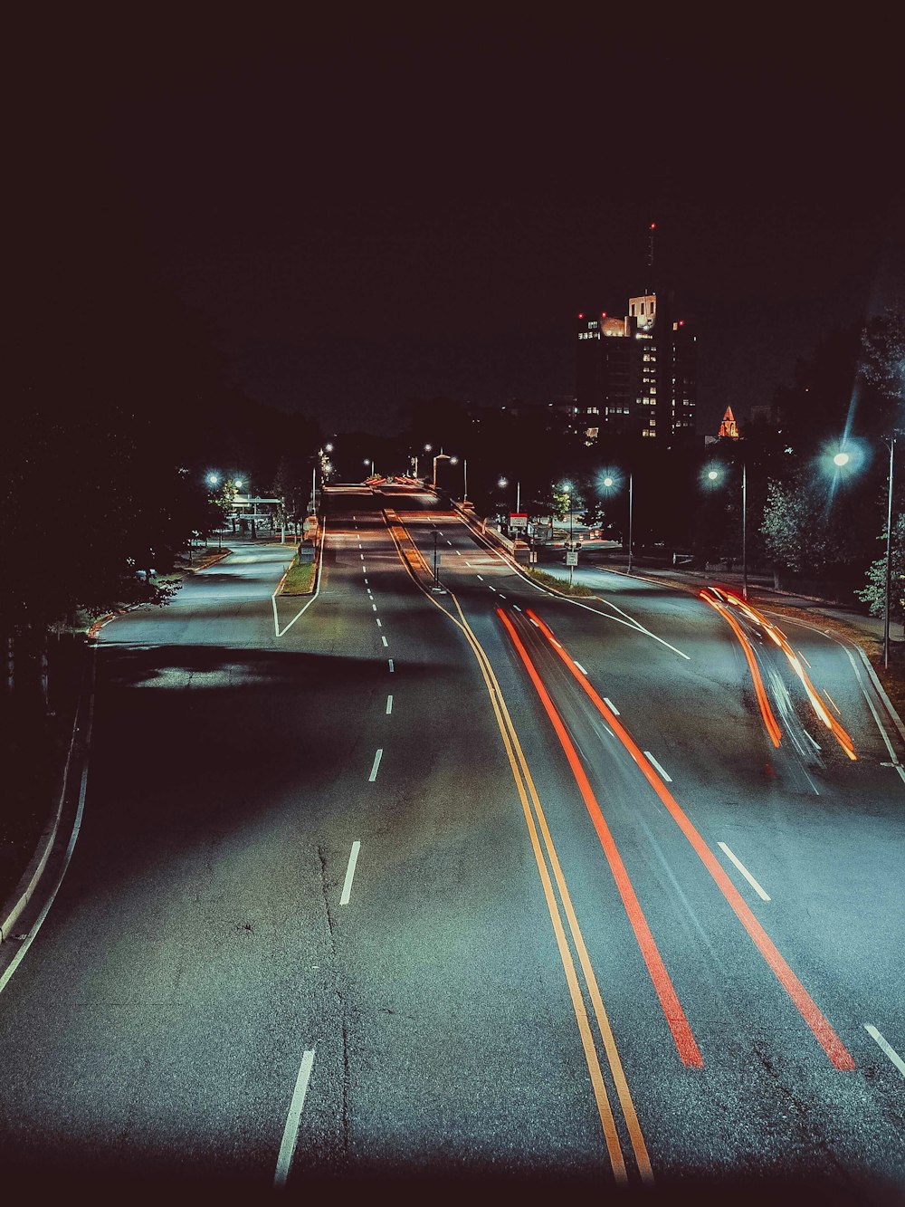 Fotografia a lunga esposizione di strade e automobili