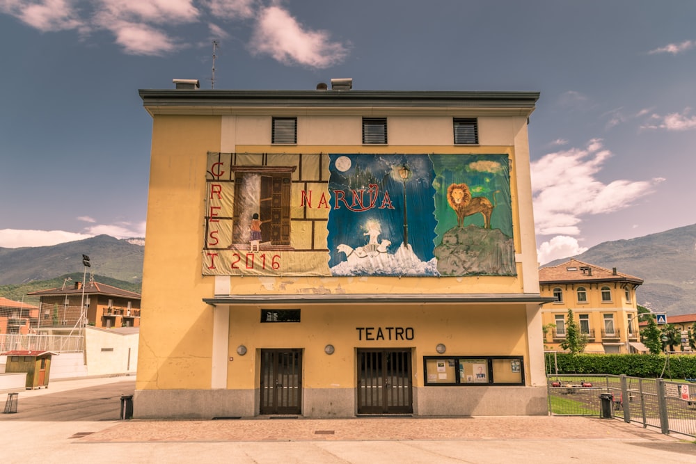 edificio in cemento bianco con cavallo e pittura di cavallo