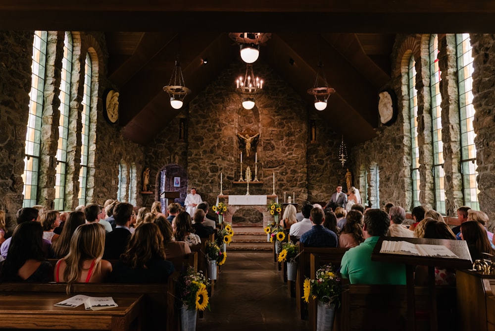 pessoas sentadas na cadeira na igreja