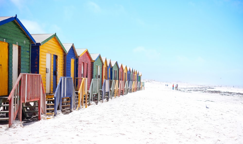 Casas de praia de cores variadas