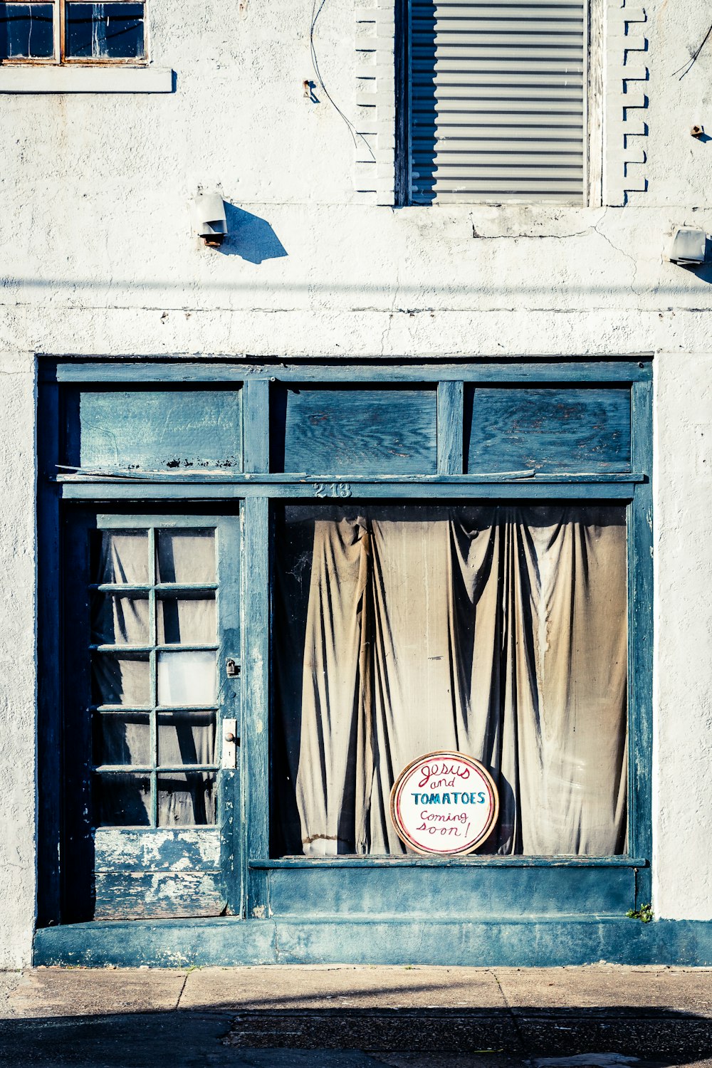 Foto eines geschlossenen Ladens mit schwarzer Tür
