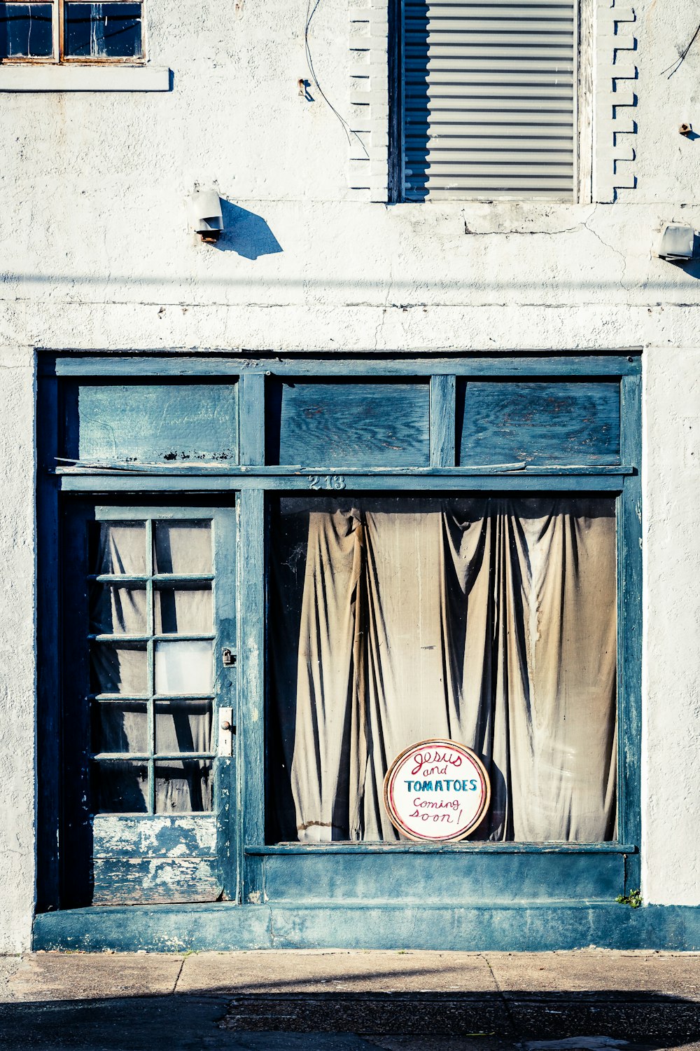 Foto de tienda cerrada con puerta negra