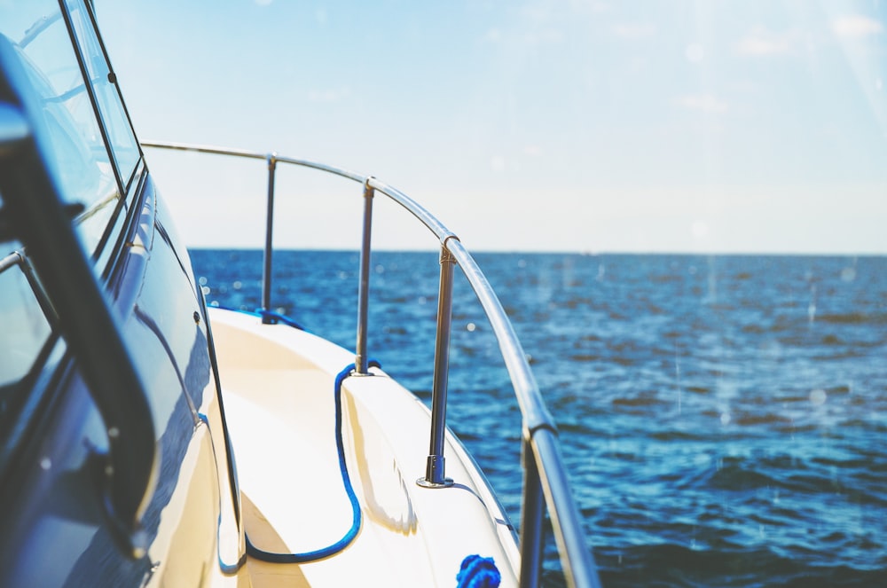 Foto de un barco blanco y gris en el cuerpo de agua