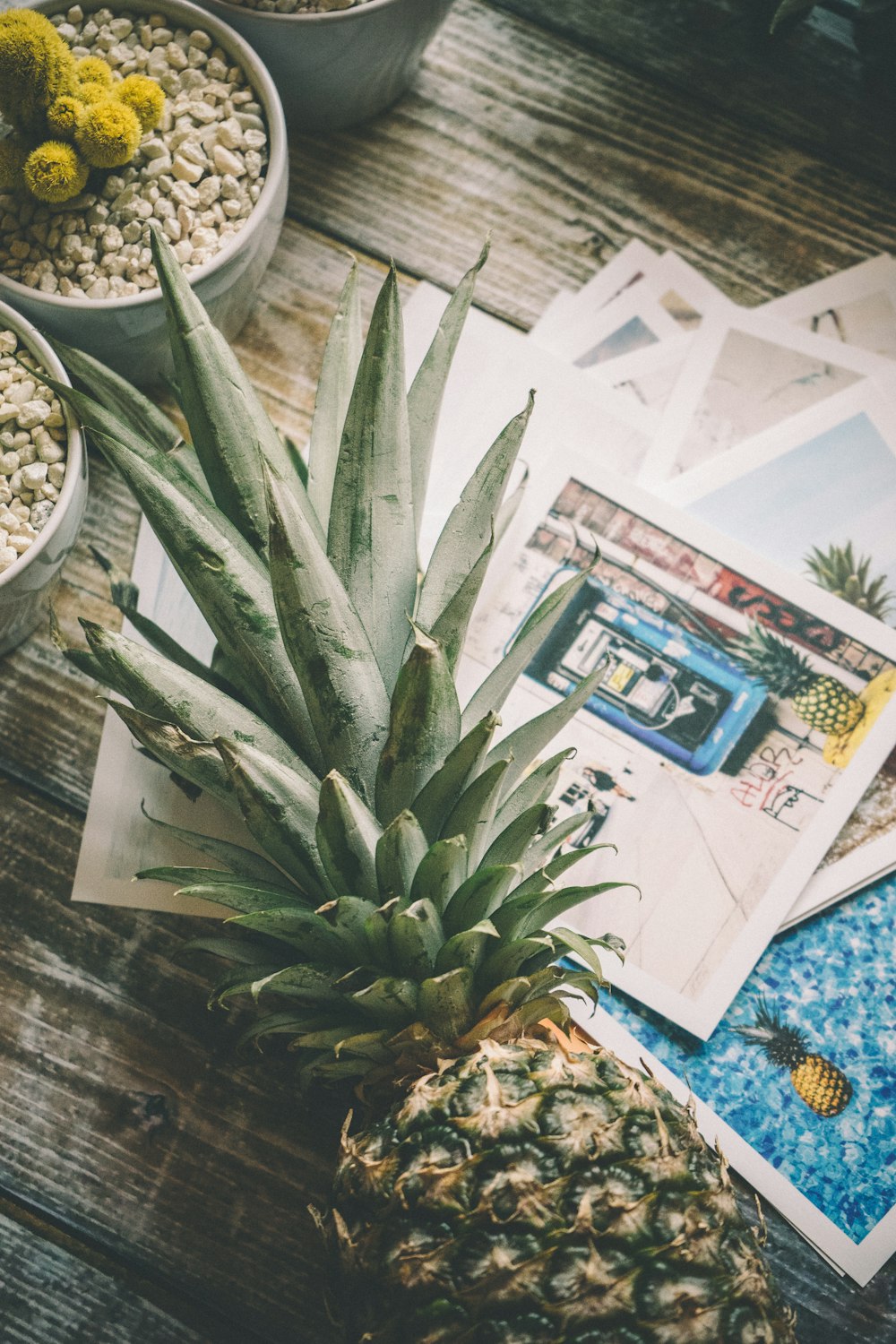 Fruit d’ananas vert sur une surface en bois brun