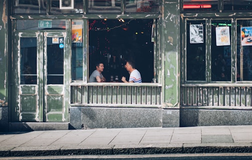 A casual conversation between two people in a French café, highlighting everyday language use.