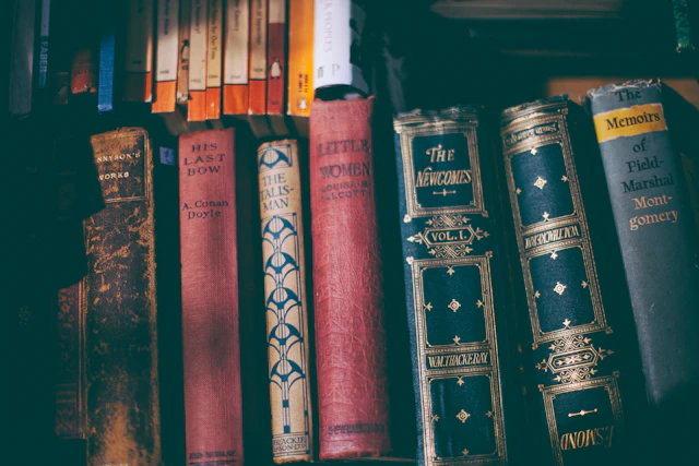 Colección de libros antiguos conservados en sus ediciones originales