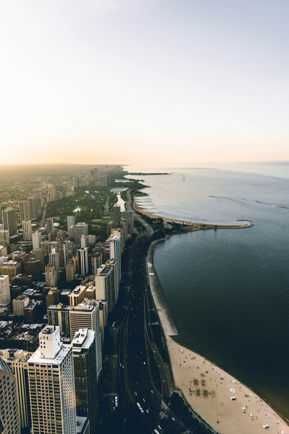 fotografia aérea da cidade ao lado do corpo d'água