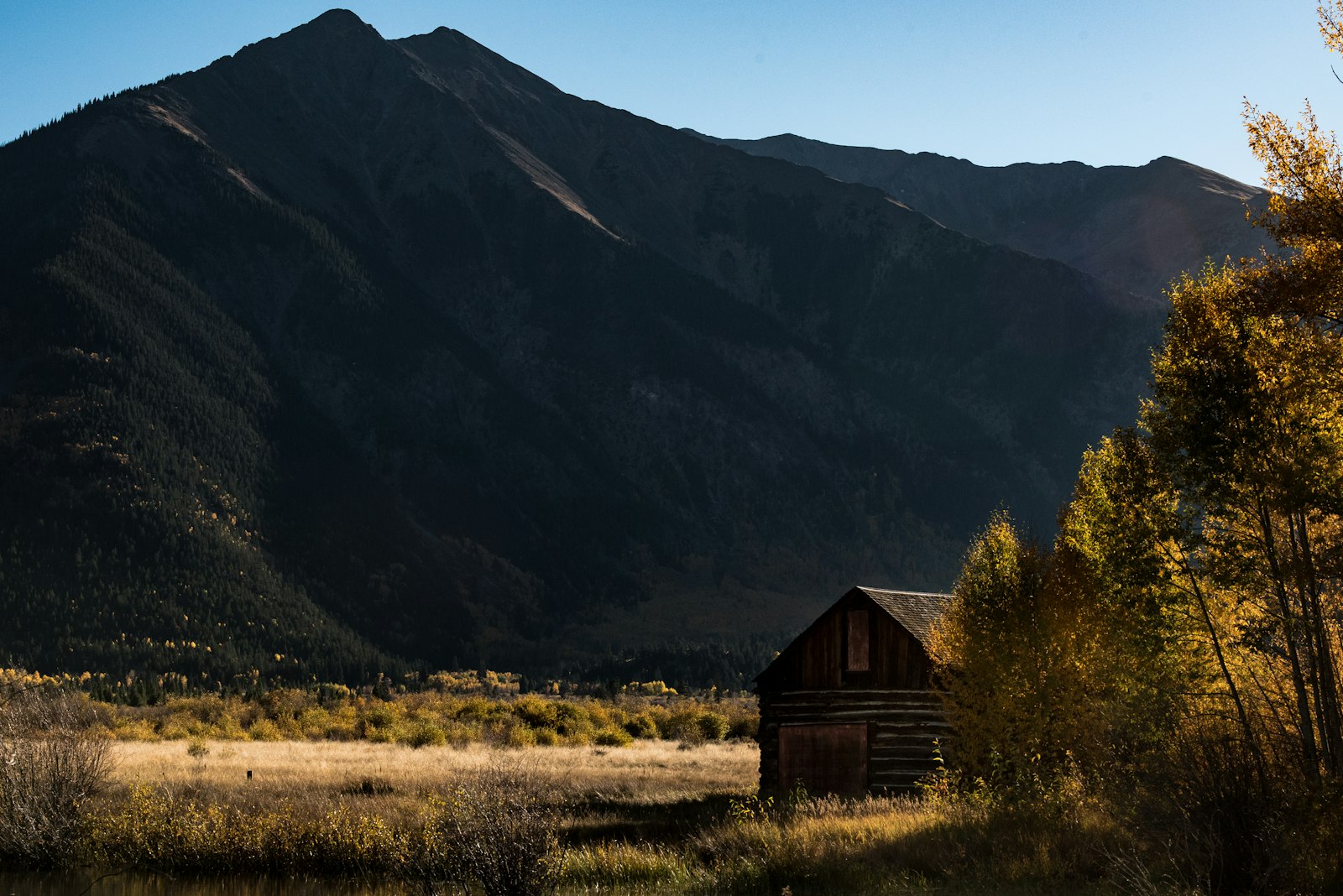 Nikon D750 + Nikon AF-S Nikkor 70-200mm F2.8G ED VR II sample photo. Brown wooden cabin near photography