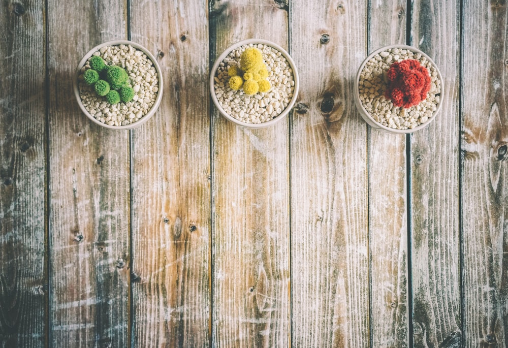 Tres tazones llenos de diferentes tipos de comida