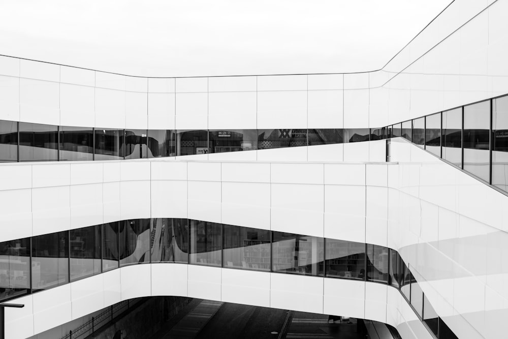 Edificio de pared pintado de blanco