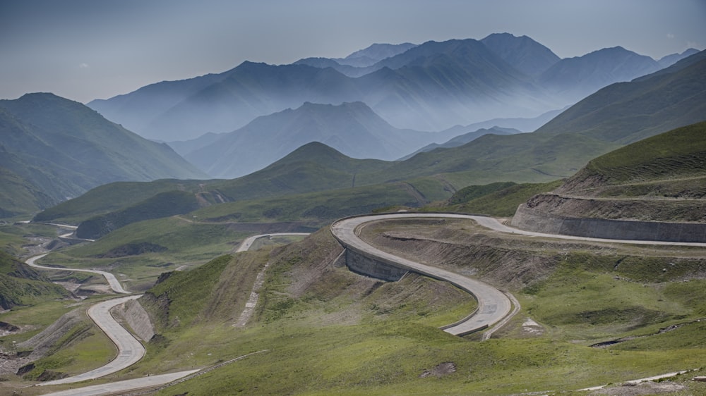 Montagne verte avec des routes sinueuses