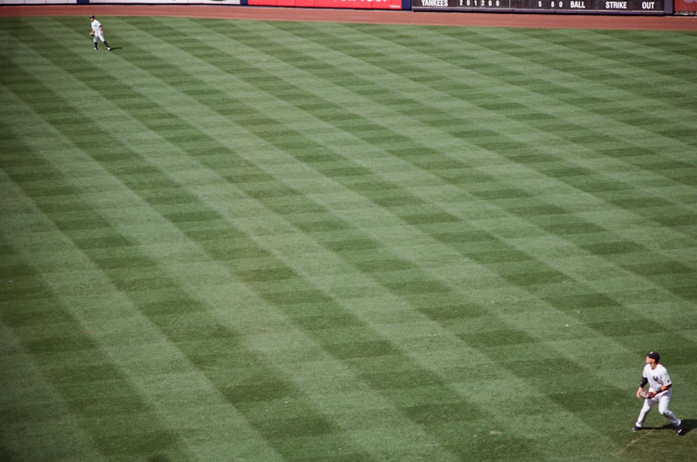 Jugador de béisbol a punto de lanzar béisbol al campo