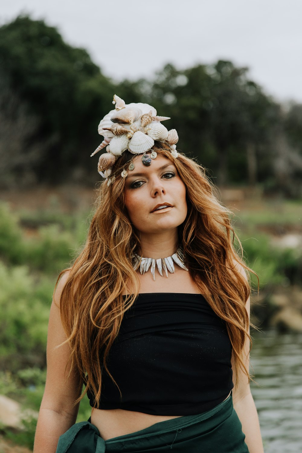 femme portant une couronne de coquillage dans la photographie à mise au point peu profonde