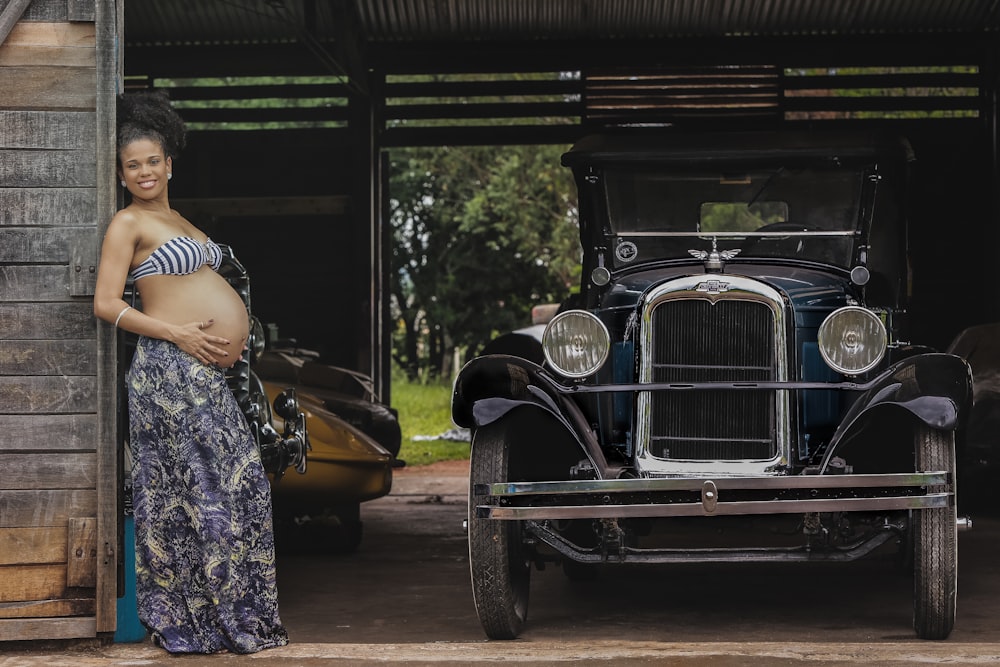 femme enceinte près d’une voiture classique