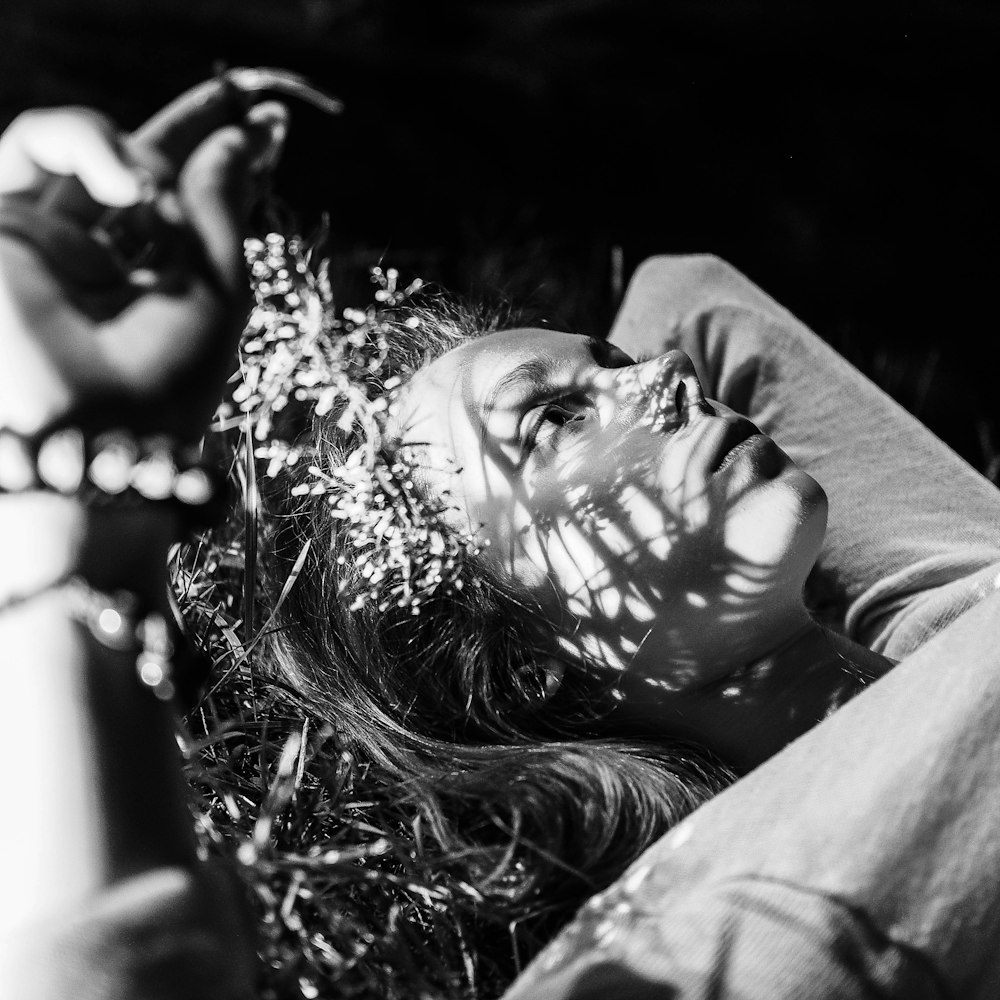 Photo en niveaux de gris d’une femme fumant une cigarette