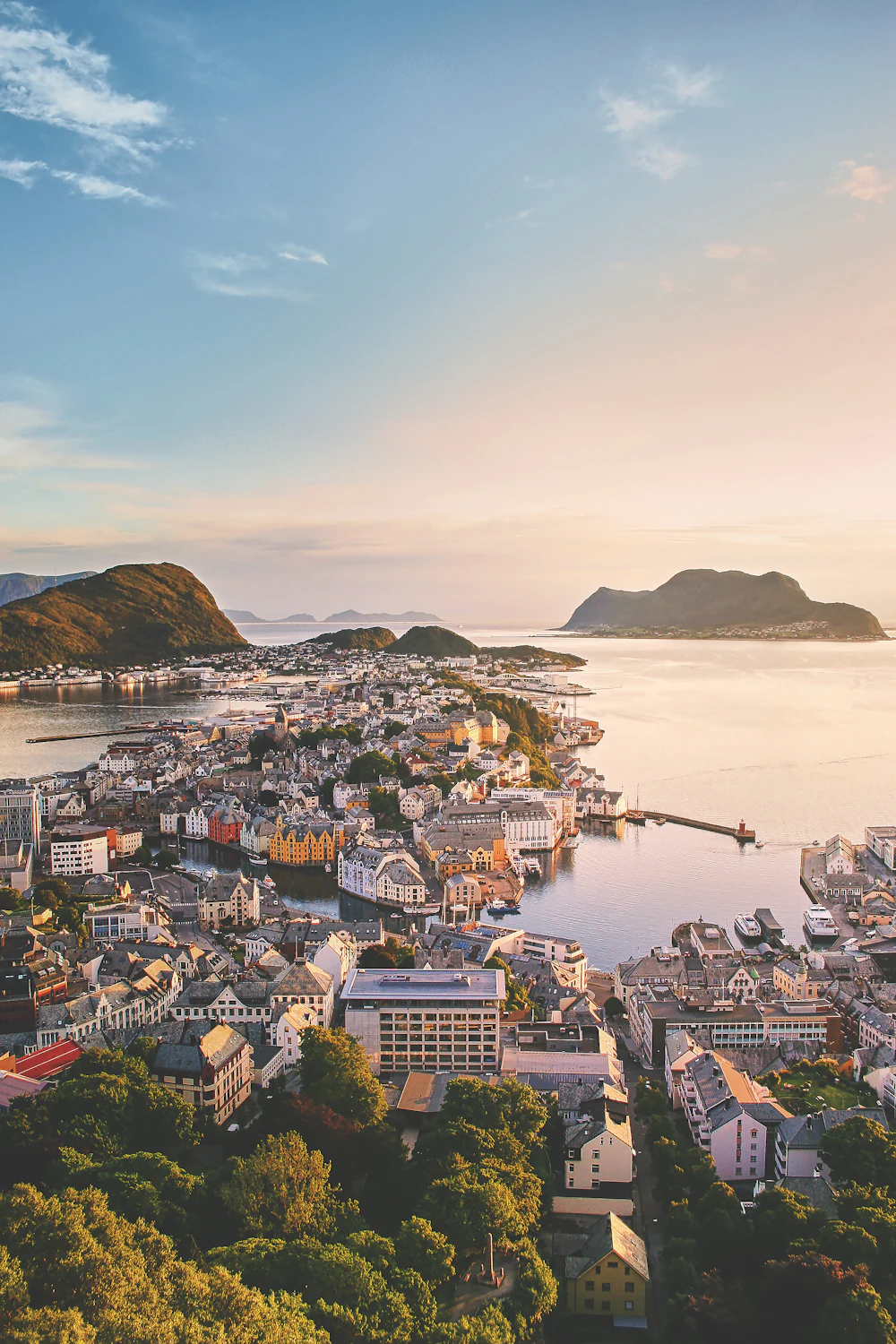 Widok na Ålesund z punktu widokowego Aksla