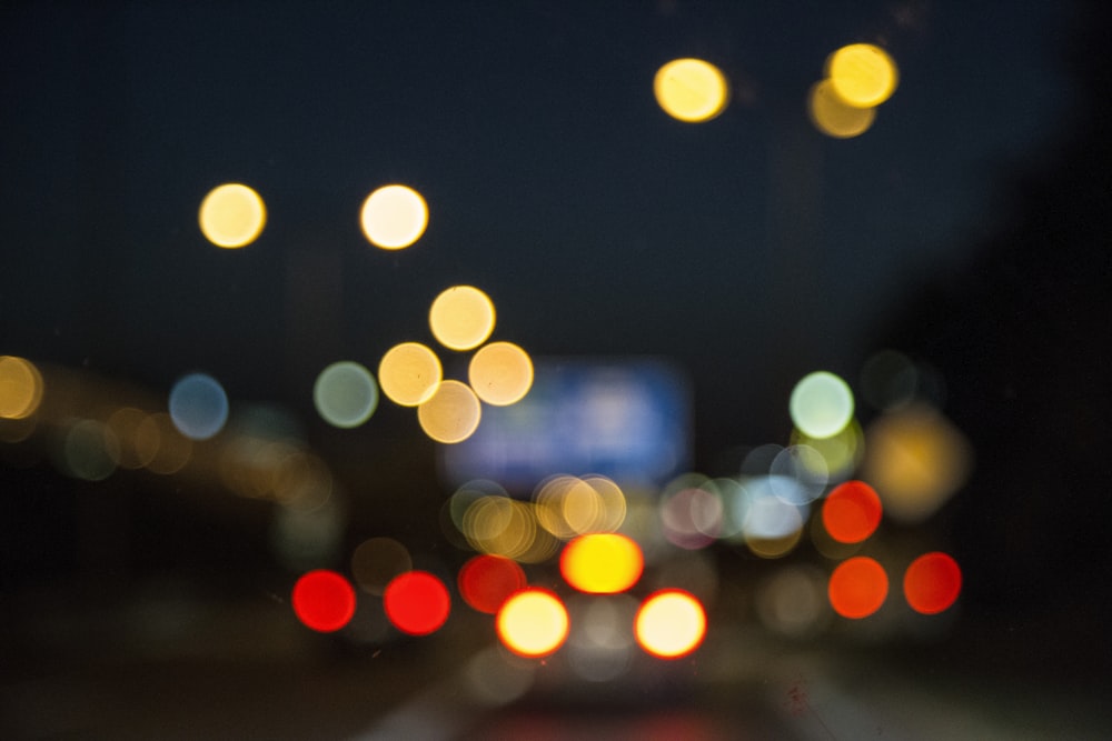 Fotografia bokeh delle luci della città durante la notte