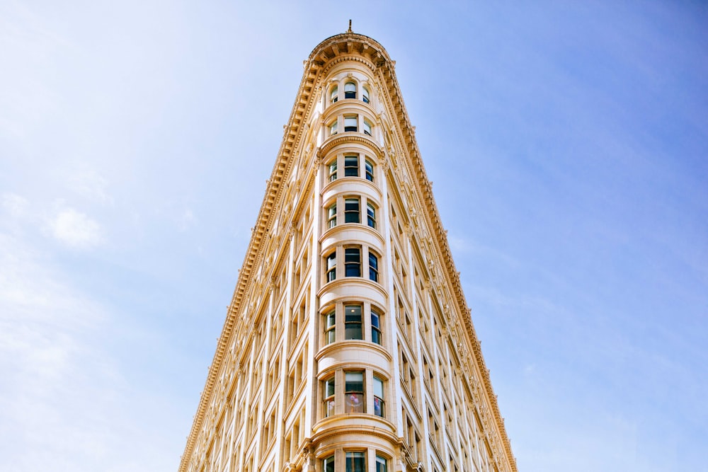 vista a occhio di verme fotografia di un edificio in cemento