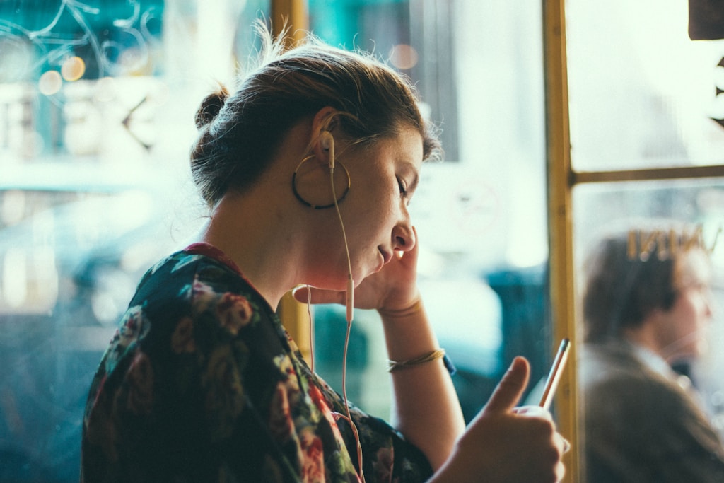 mulher ouvindo usando fones de ouvido brancos