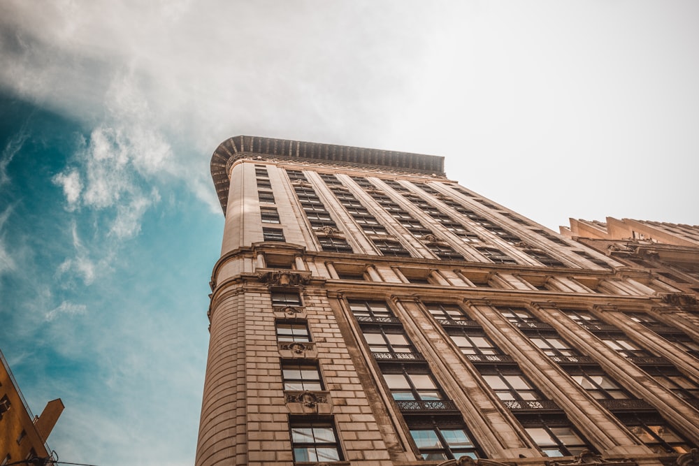 Fotografía de vista de ojo de gusano de un edificio marrón