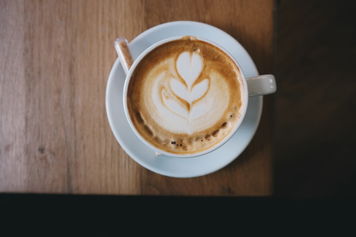 Whey Protein en Cafeine: Kun je ze in Een Shake Combineren?