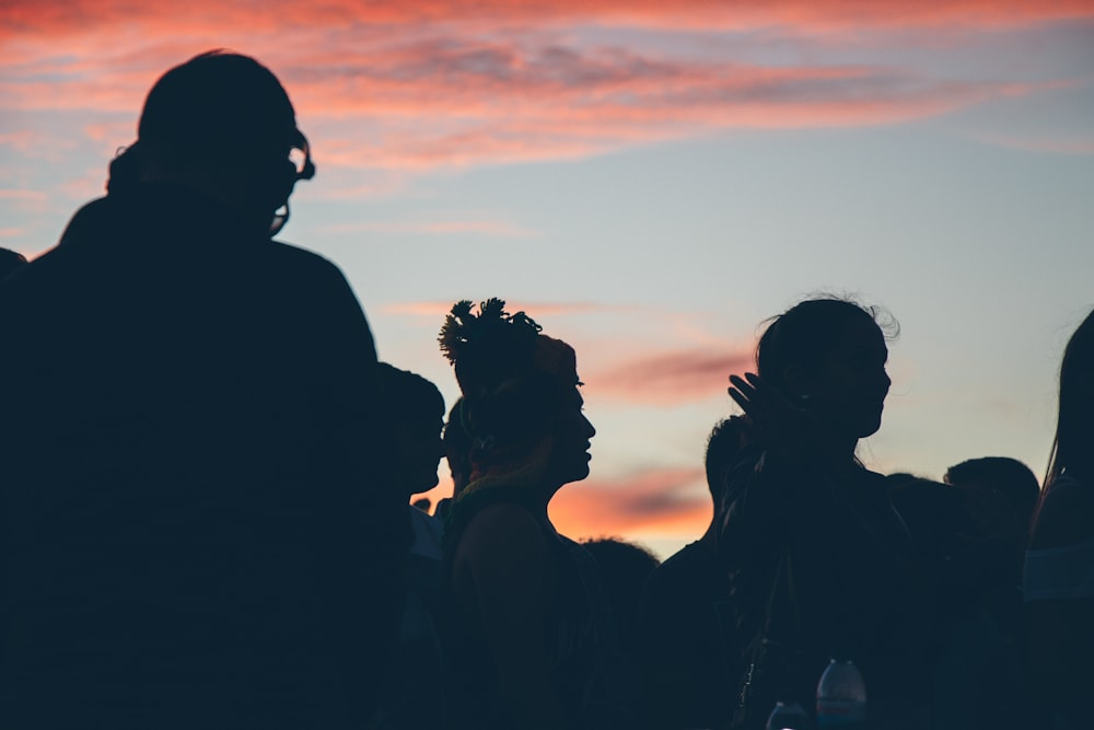 gruppo di persone che guardano verso l'alto