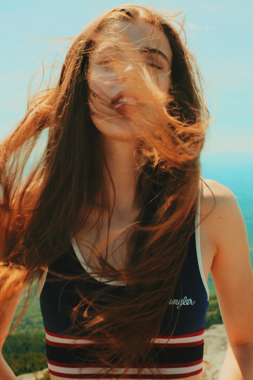 Foto de mujer limpiándose el pelo