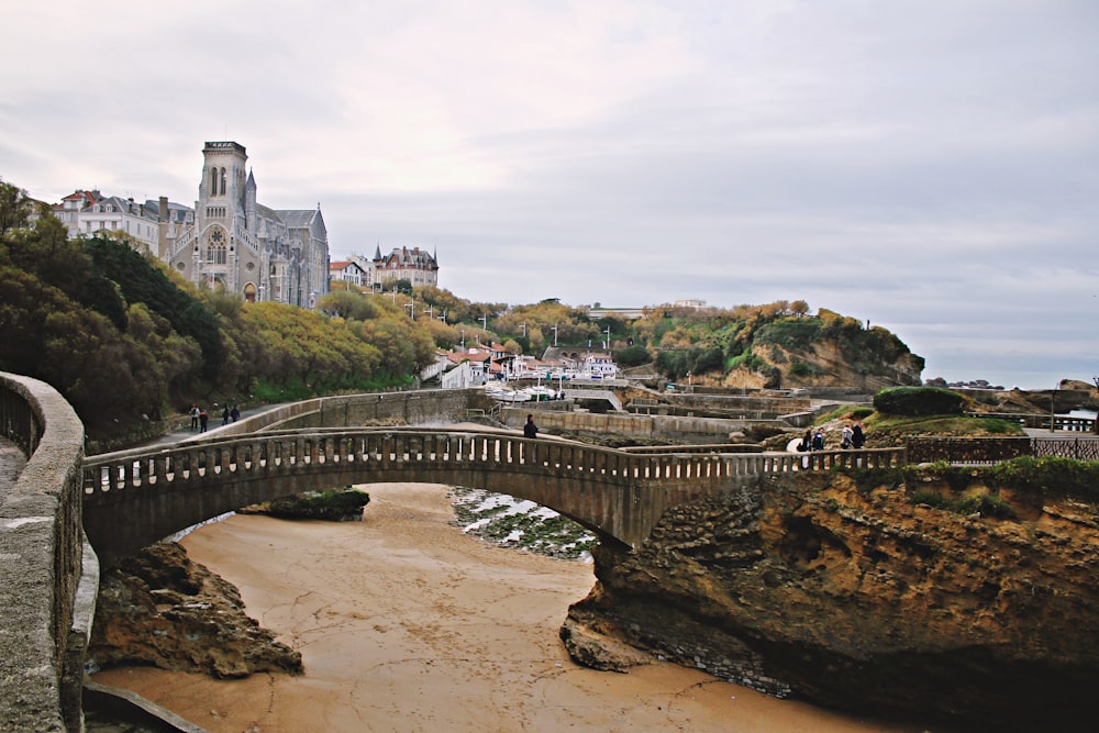 Pont marron sous ciel blanc