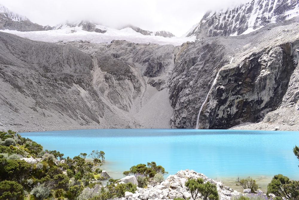 fotografia de paisagem da montanha branca e preta